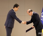 한덕수 총리, 이상인 방송통신위원회 상임위원에게 임명장 전달