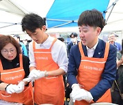 주먹밥 만드는 이준석과 전우원