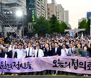 강기정 시장 등 광주시 공직자 400명 5·18 민주평화대행진 참가