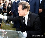 5·18 앞두고 광주 간 이재명, 묘역 참배하고 금남로 행진까지(종합)