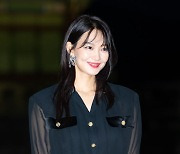 신민아,'커다란 귀걸이 뽐내며 미소' [사진]