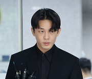 ‘마약 혐의’ 유아인, 21시간 고강도 조사…구속영장 검토