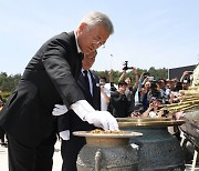 文 전 대통령 “전우원, 못 만날 이유 없어” 광주 만남 이뤄질까