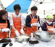 광주서 조우한 이준석과 전우원, ‘오월어머니’ 웃었다