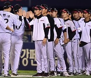 염경엽 감독, 7-3으로 KT 잡았어 [포토]