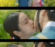 ‘꽃선비 열애사’ 려운‧신예은, 꽃밭 키스 엔딩 [TV온에어]