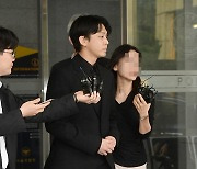 [TD포토]  '마약류 투약 혐의로 21시간 조사 마치고 귀가 하는 유아인'