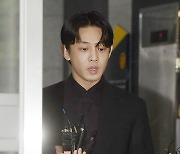 [TD포토] '코카인 등 투약 혐의' 유아인 '밤샘 조사 끝에 귀가'