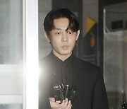 [TD포토] '마약 투약 혐의 유아인 '급 겸손 모드'