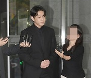 [TD포토] '마약 투약 혐의' 유아인 '짧은 인터뷰 뒤 귀가'