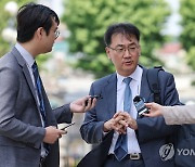 첫 공개변론 앞서 취재진 질문 답하는 강인철 변호사