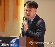 개회사하는 최유삼 한국신용정보원장