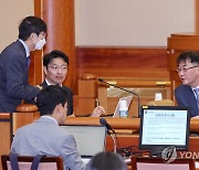 첫 공개변론 참석한 강인철 변호사