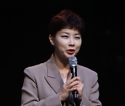 질문에 답하는 김은하 프로듀서