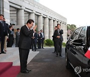 공동언론발표 뒤 트뤼도 캐나다 총리 환송하는 윤석열 대통령