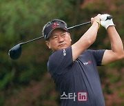 [포토] 최경주 '관록의 드라이버샷'