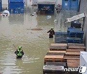 폭우 침수 지역서 실종자 수색하는 伊 구조대원