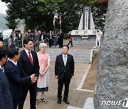 기념비 설명듣는 트뤼도 총리