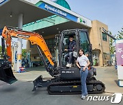 이제 주유소에서 '굴착기' 산다…HD현대오일뱅크 전시·판매