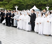 민주묘지에 울려퍼지는 '임을 위한 행진곡'