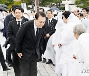 오월어머니들과 인사 나누는 윤석열 대통령