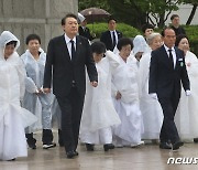 광주 5.18 민주화운동 기념식 입장하는 尹 대통령