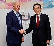 日 외무성 "기시다, 바이든에 한일관계 개선 뜻 밝혀"(상보)