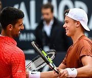 조코비치, 20세 ‘신성’ 홀거 루네에 또 졌다...1승2패 굴욕 [ATP 1000 로마오픈]