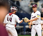 [포토]‘승리 자축하는 포수 김동헌과 김동혁