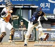 [포토] 김민석 '깜짝 스퀴즈'