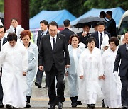 尹 "오월 정신, 자유민주주의 위협 세력과 당당히 싸워야"