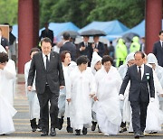 尹, 5월 어머니와 함께 입장...주먹 흔들며 ‘임을 위한 행진곡’ 불렀다