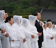 尹 “5월 정신 계승한다면 자유민주 위협 세력과 맞서 싸워야”