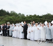 5·18 기념식장 울린 나훈아의 그 곡..."엄니, 인자 울지 마시오"