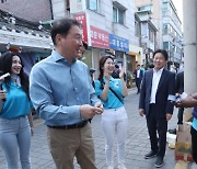 통인시장·서촌 골목 누빈 최태원 회장… "부산엑스포 지지해주세요"