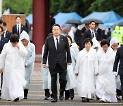 [속보]尹 "오월정신, 자유민주주의 헌법 정신 그 자체"