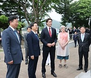 캐나다군 격전지 가평 찾은 트뤼도 총리...기념비서 참전 용사 추모