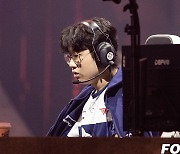 [포토] MSI 경기 준비하는 T1 제우스