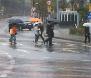 제주공항 돌풍경보…제주 산지에 시간당 10㎜ 강한 비