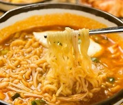 BTS 뷔, '라면' 맛있게 먹더니…미국서 제대로 일냈다