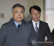 검찰 '50억 클럽' 관련 이순우·김정태 소환조사