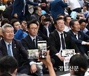 Lee Jae-myung, “President Yoon Needs to Take Stern Action Against People Making Outrageous Remarks on the May 18 Democratization Movement”