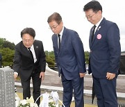 [머니S포토]강기정 광주시장, 이철우 경북지사와 5·18민주묘지 참배