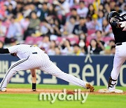 [MD포토] 베이스에서 발 떨어진 오스틴 '문보경 송구 실책'