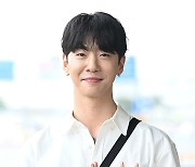 방용국, 여심을 붙잡는 양손 브이 [포토엔HD]