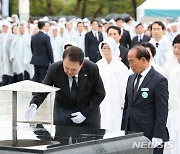 '5·18민주화운동 기념식' 분향하는 윤 대통령