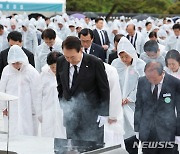 5·18민주화운동 기념식 묵념하는 윤석열 대통령