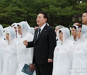 윤석열 대통령, '임을 위한 행진곡' 제창