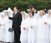 '임을 위한 행진곡' 제창하는 윤석열 대통령