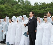 윤석열 대통령, '임을 위한 행진곡' 제창